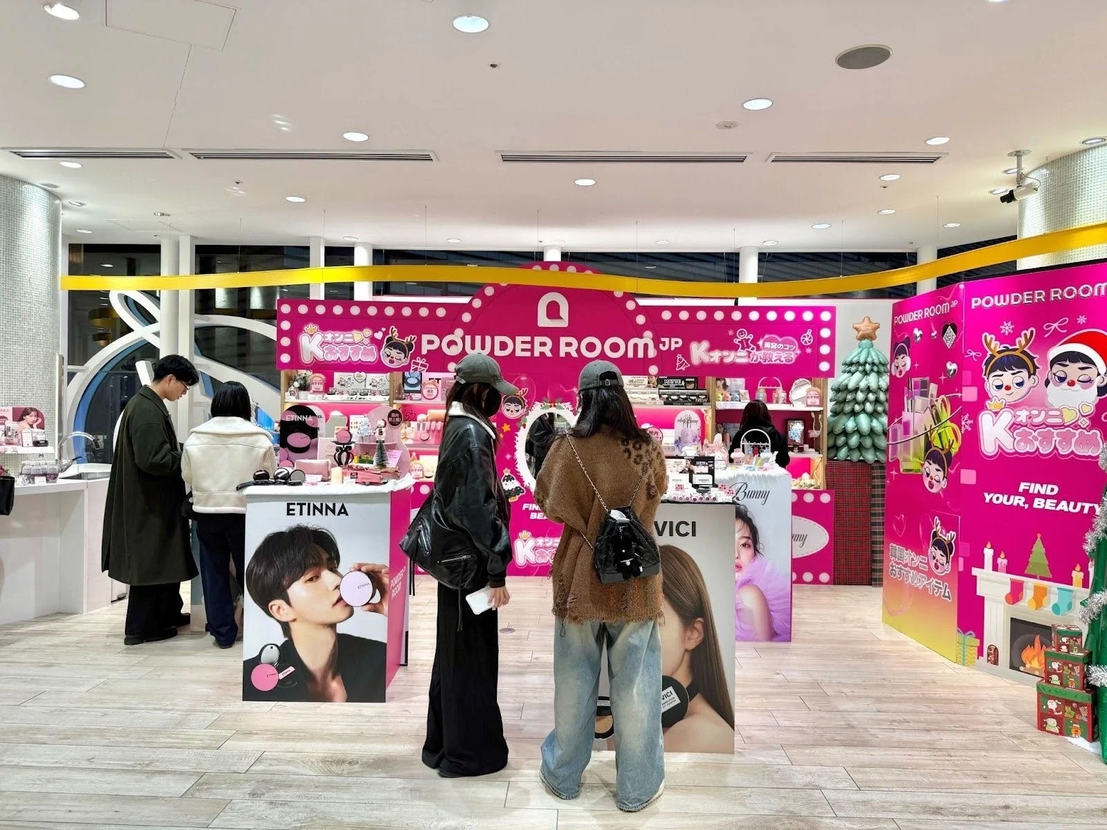 Kオンニおすすめの韓国コスメが並ぶ賑やかなイベントスペース