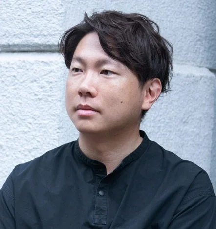 黒いシャツを着た眞砂翔平氏のポートレート