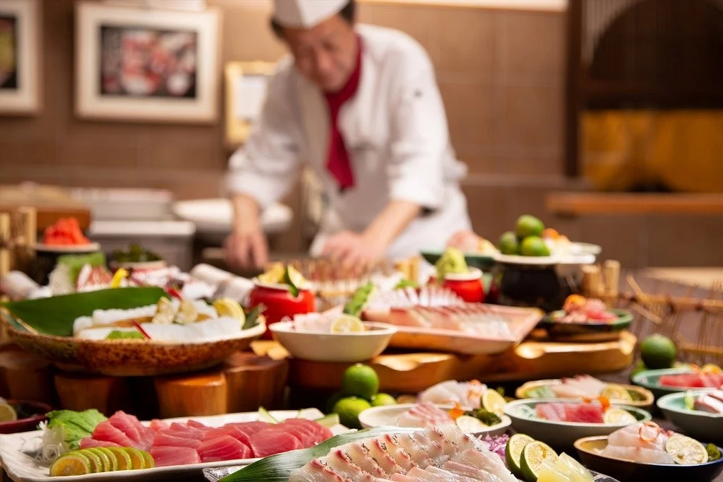 職人が新鮮な刺身を盛り付ける様子