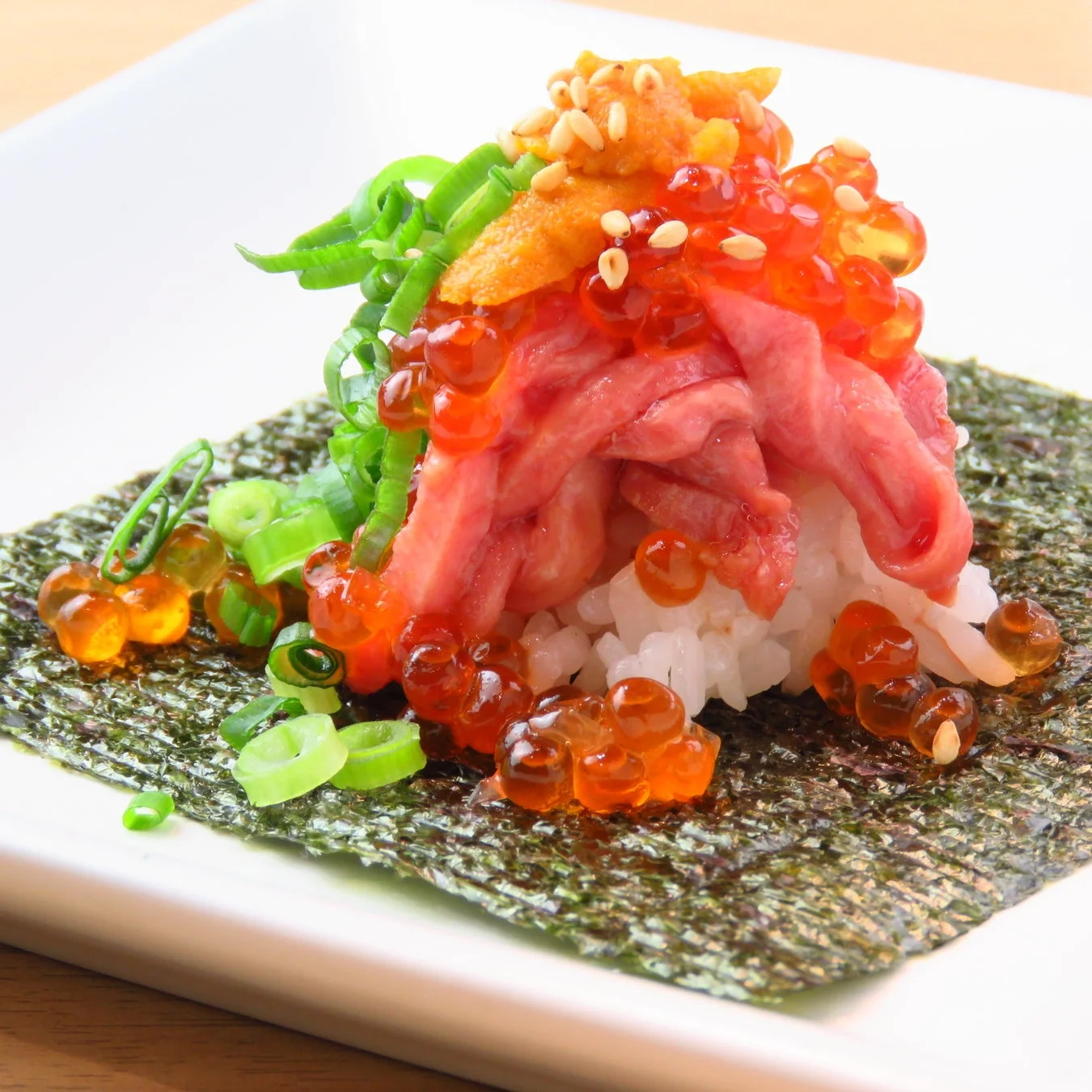 ウニといくらが乗った豪華な肉寿司