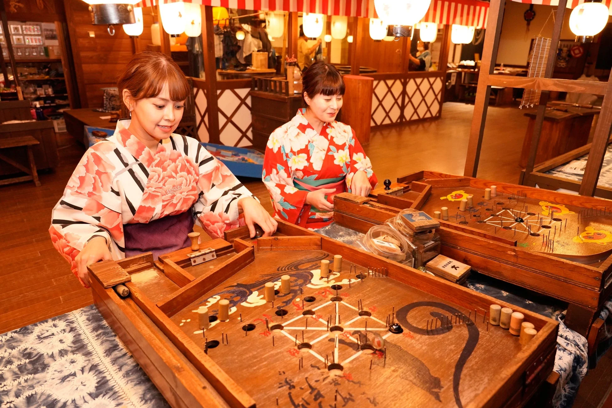 浴衣姿の女性がスマートボールを楽しむ様子