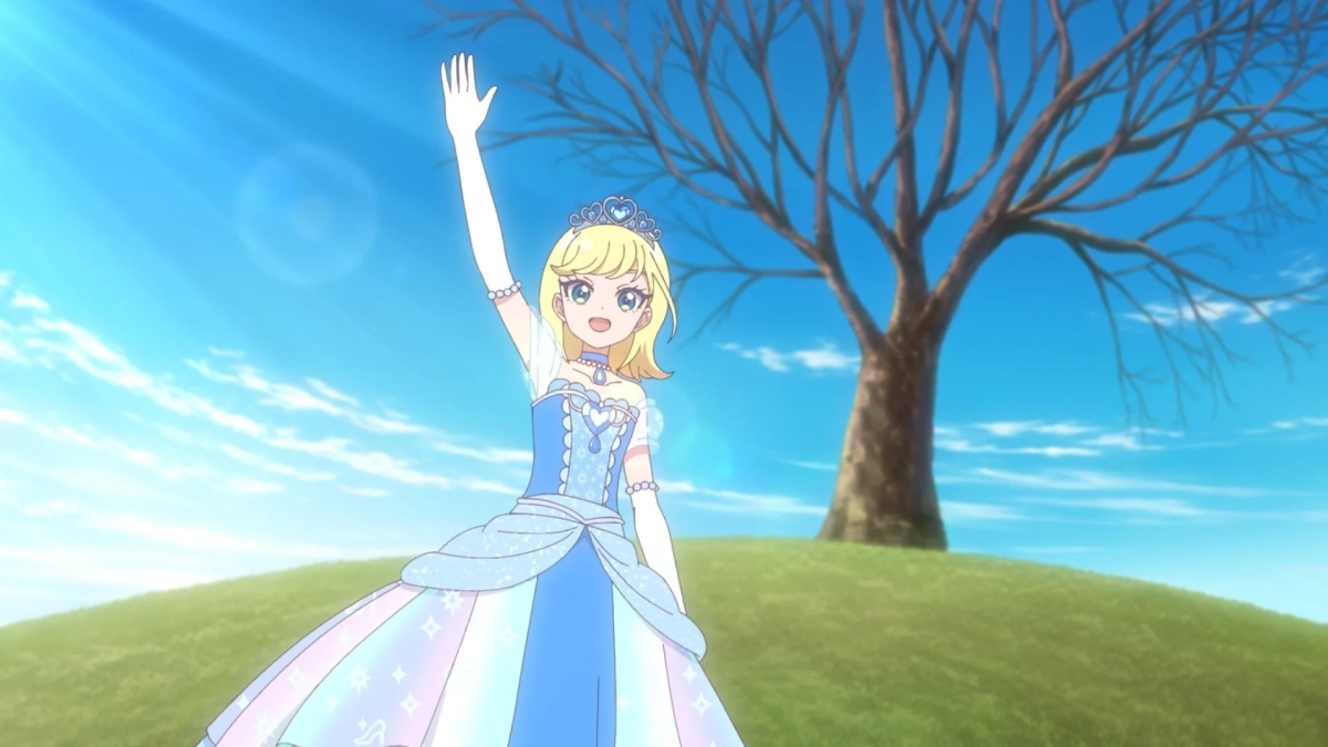 青いドレスとティアラを身につけた金髪のアニメ少女が、緑の丘と青空を背景に手を挙げて微笑んでいます。
