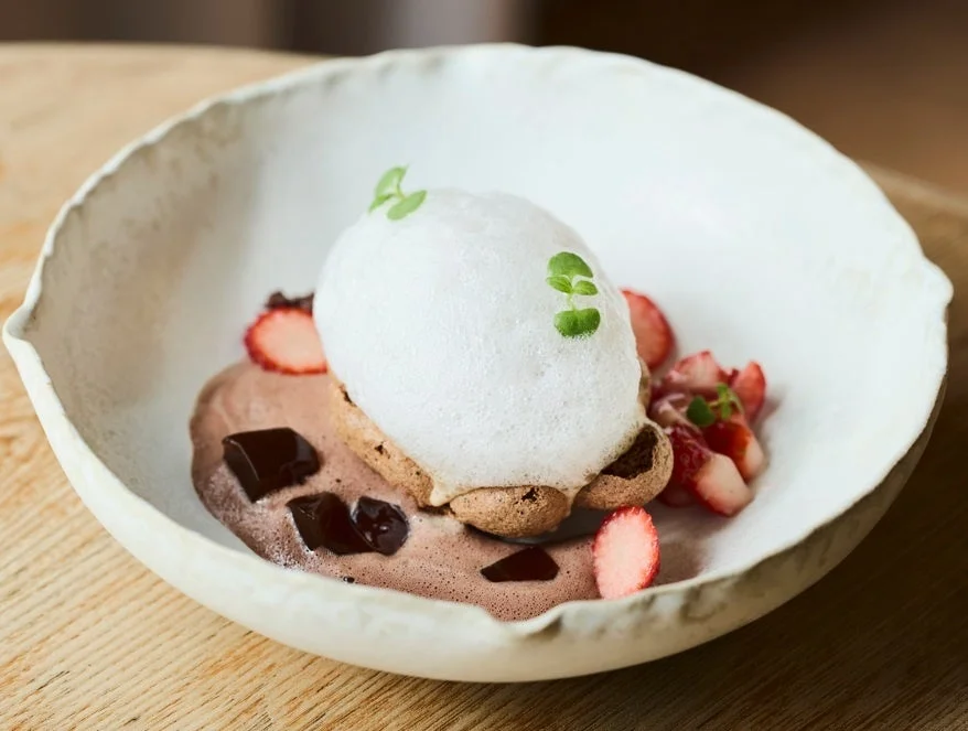 カカオ農園をイメージした皿盛りデザート