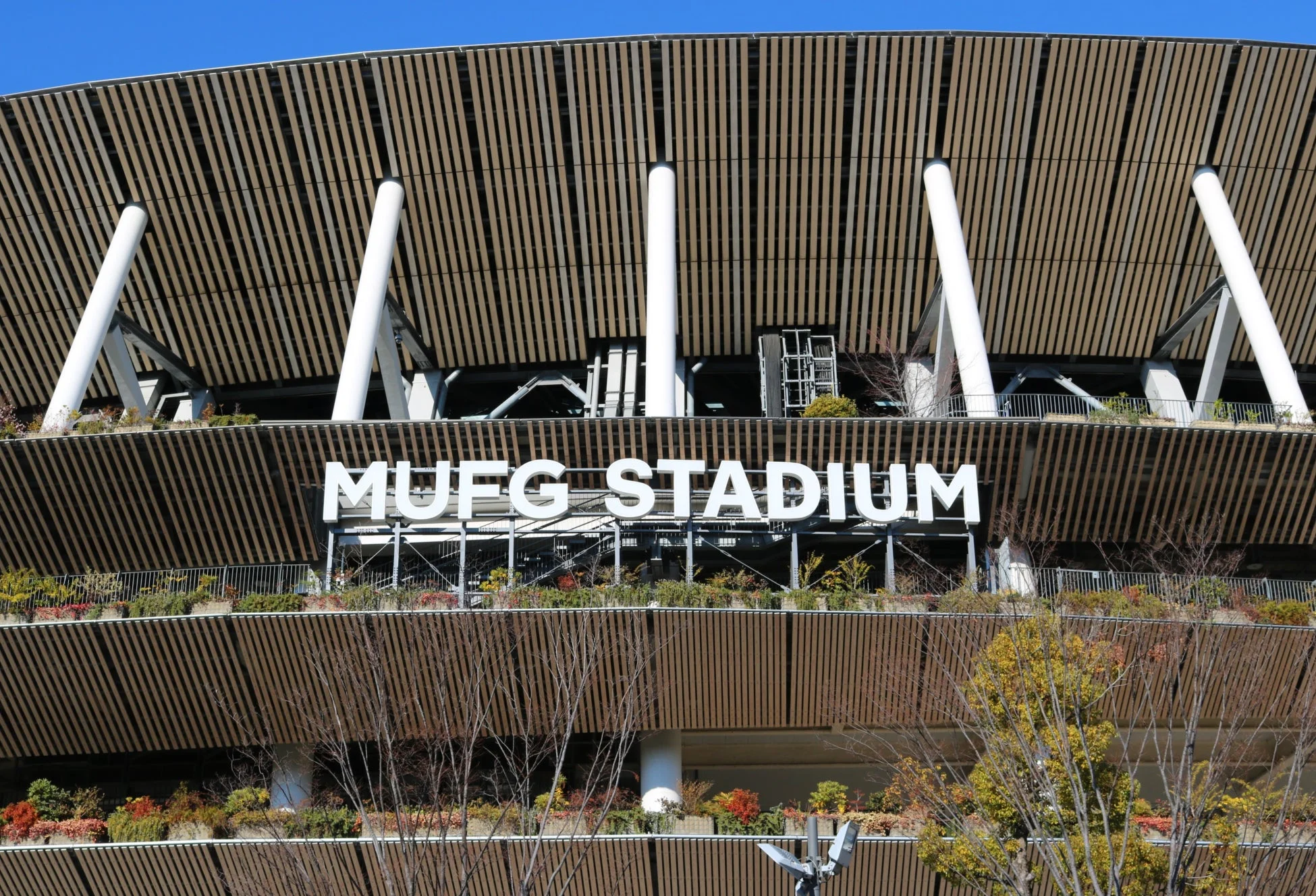 MUFG STADIUMの文字と木製ルーバー