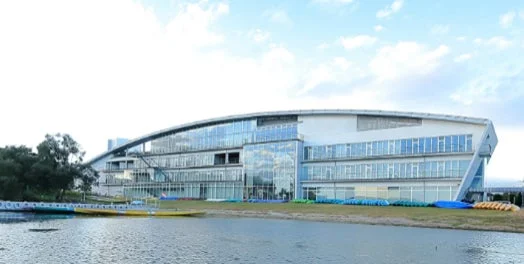 湖畔に建つガラス張りのモダンな建物