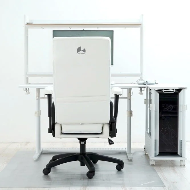 白を基調とした清潔感のあるゲーミングデスク環境です。GALLERIAブランドの白いゲーミングチェアが中央にあり、奥には白いデスクと棚、そしてROGロゴのゲーミングPCが配置されています。