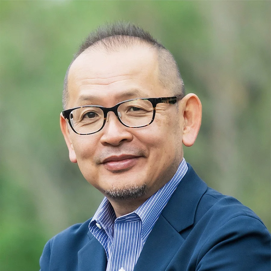 眼鏡をかけたアジア系の中年男性