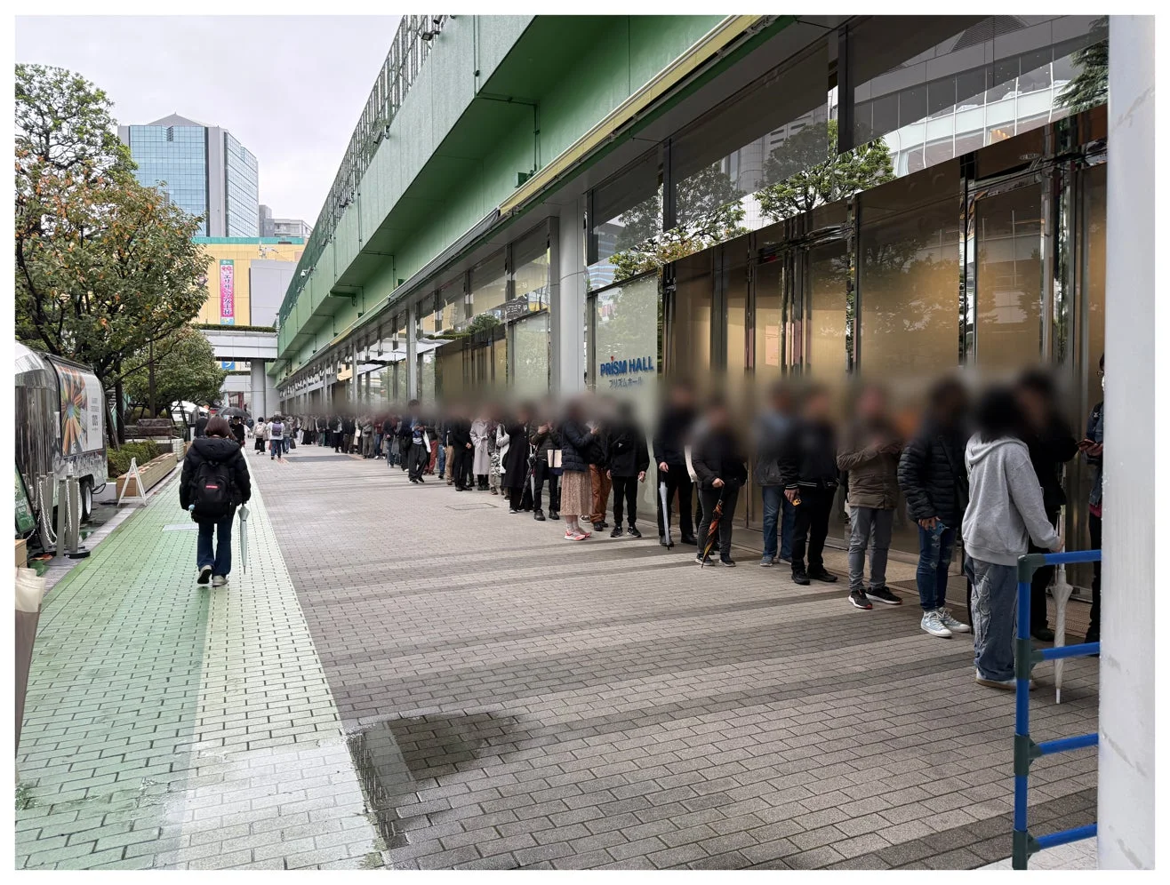 イベント会場外の行列