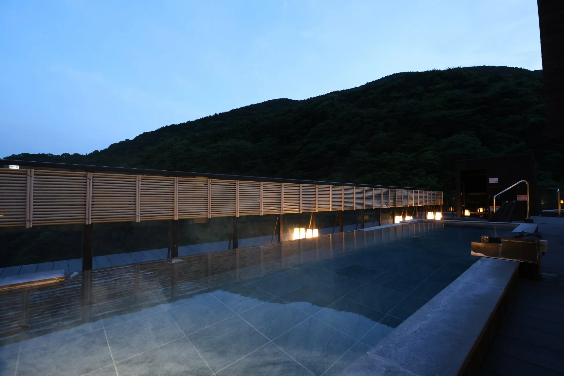 夕暮れの露天風呂
