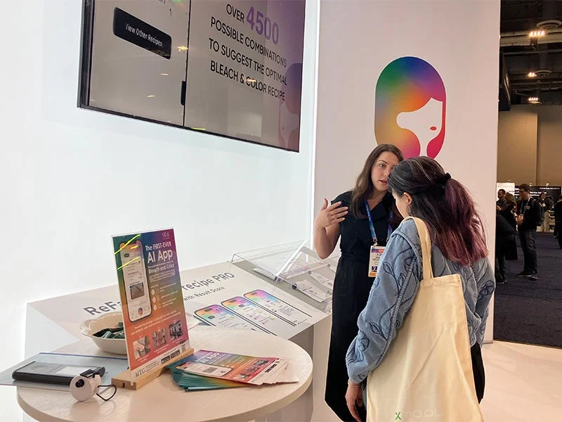 展示会ブースでAIアプリについて説明する様子