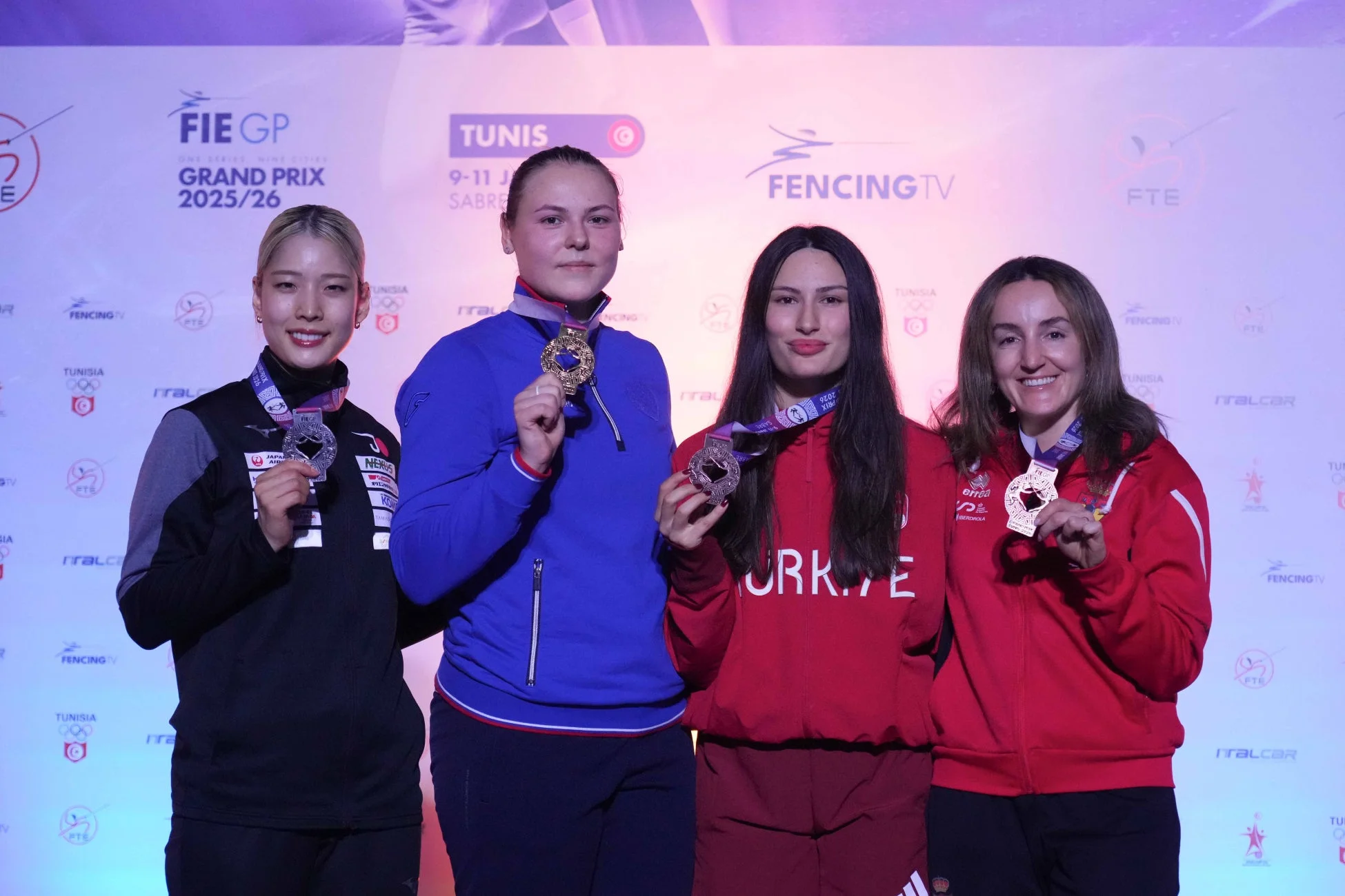 フェンシング女子サーブルグランプリ大会の表彰式でメダルを掲げる選手たち