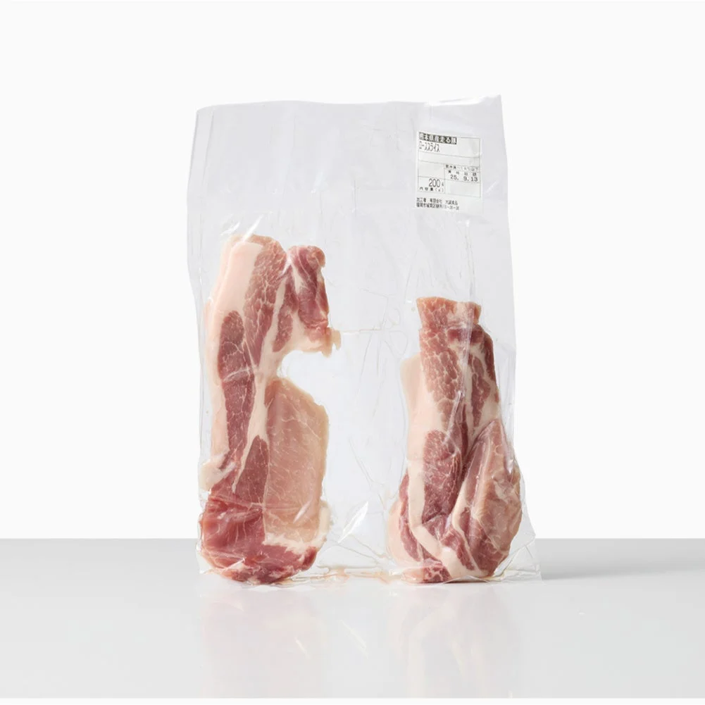 真空パックに入った豚肉の肩ロース切り身