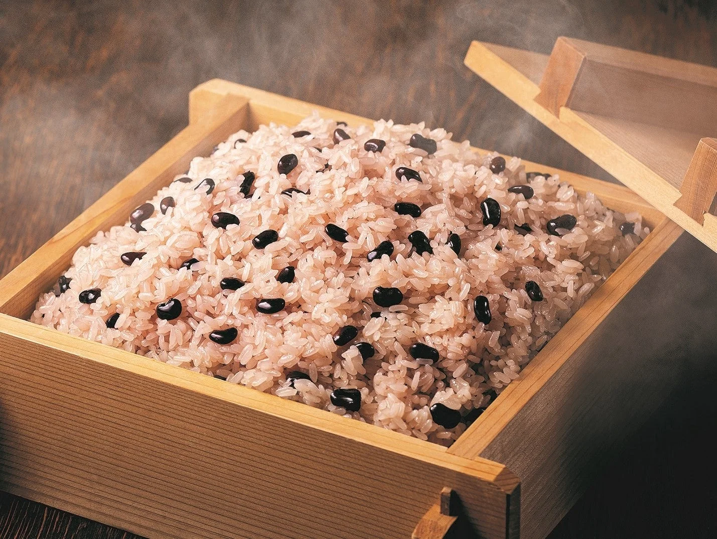 せいろで丁寧に蒸し上げられるおこわ