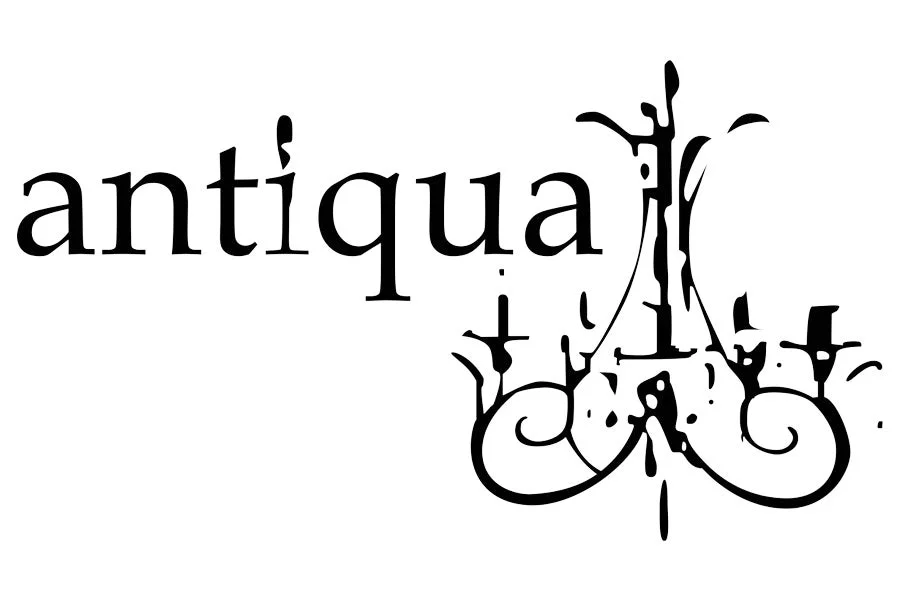 「antiqua」という文字と、アンティーク調の装飾的なイラストが組み合わされたロゴデザイン。ヴィンテージ感があり、白黒でエレガントな雰囲気を表現しています。