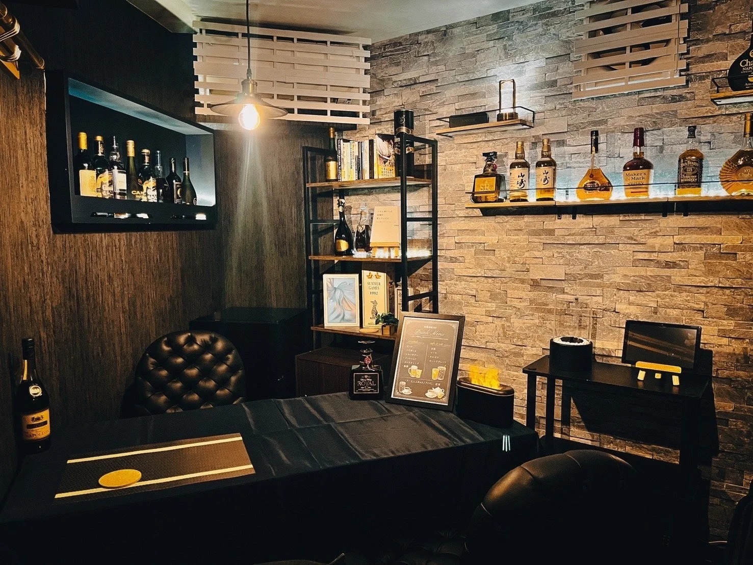 落ち着いた雰囲気のおしゃれなバーの店内、様々なウイスキーボトルが並ぶ