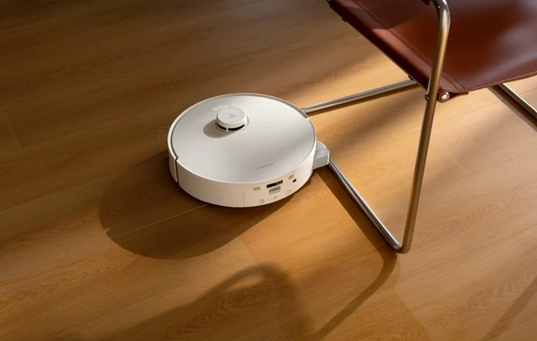 木製床の椅子近くを掃除するRoborock Saros 20