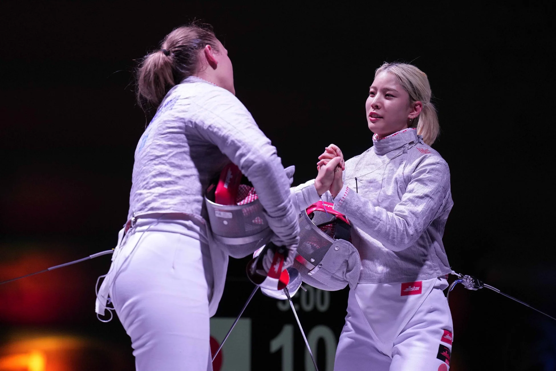 フェンシングの試合後、握手を交わす選手たち