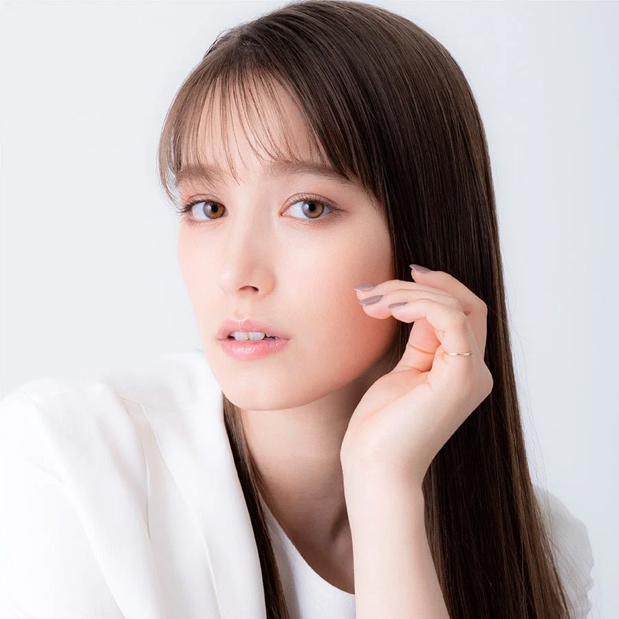 長い髪と前髪の若い女性