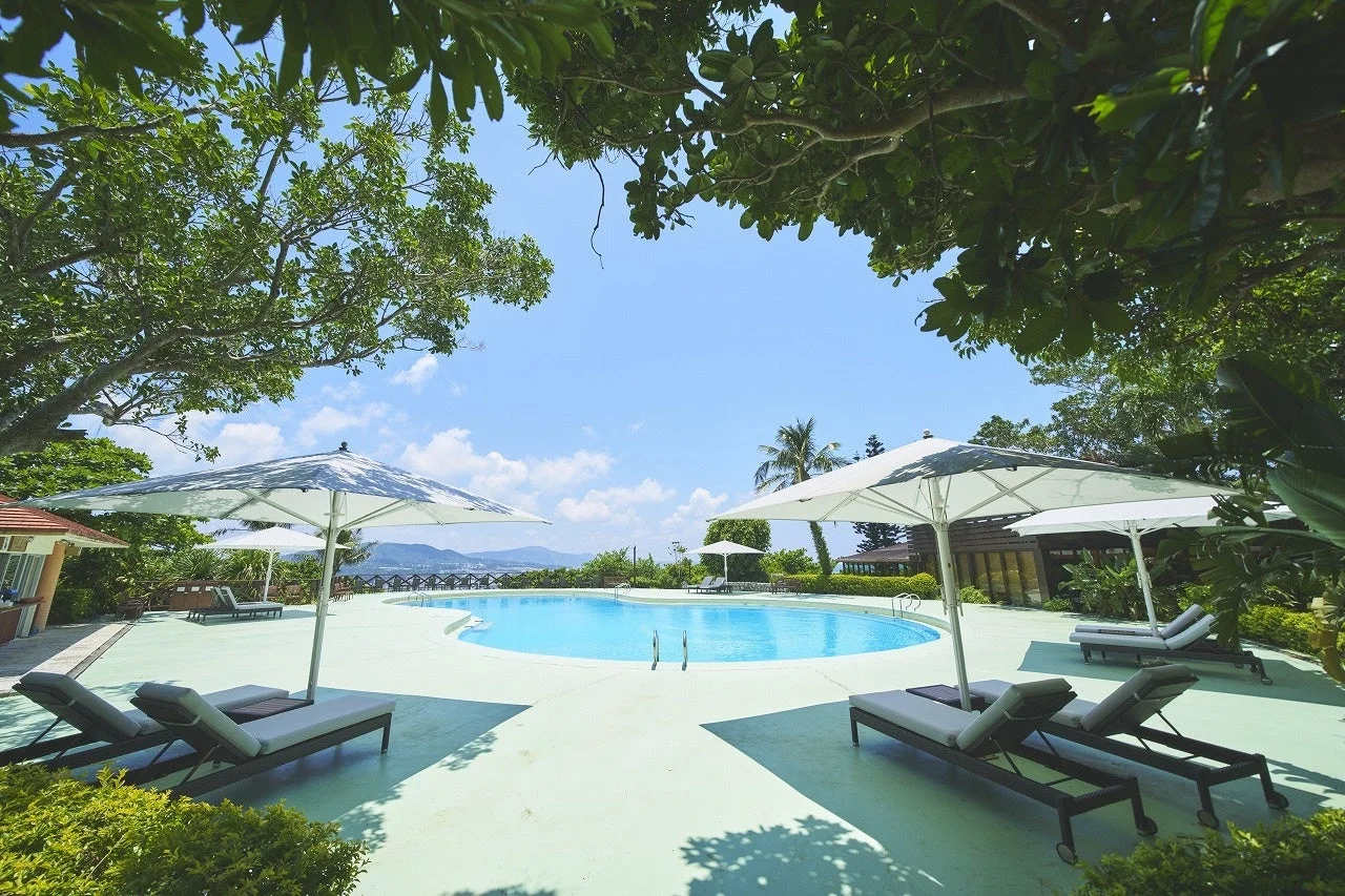 プールとリゾート風景