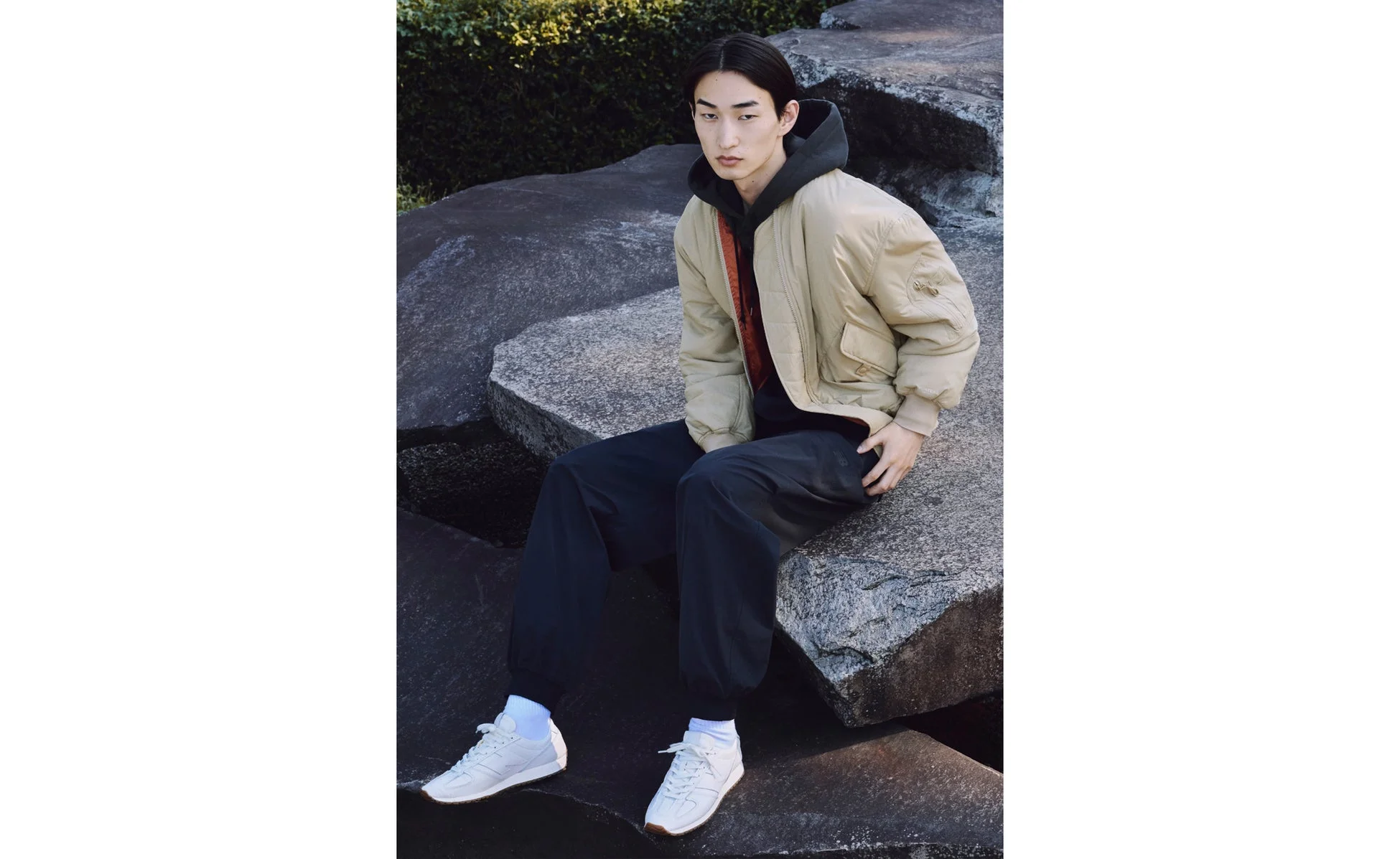 男性,ファッション,ポートレート,アウトドア,カジュアル,ジャケット,パーカー,スニーカー,岩,自然