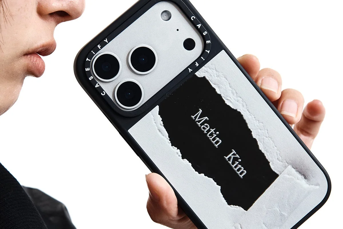 CASETiFYのスマートフォンケースを手に持っている人物