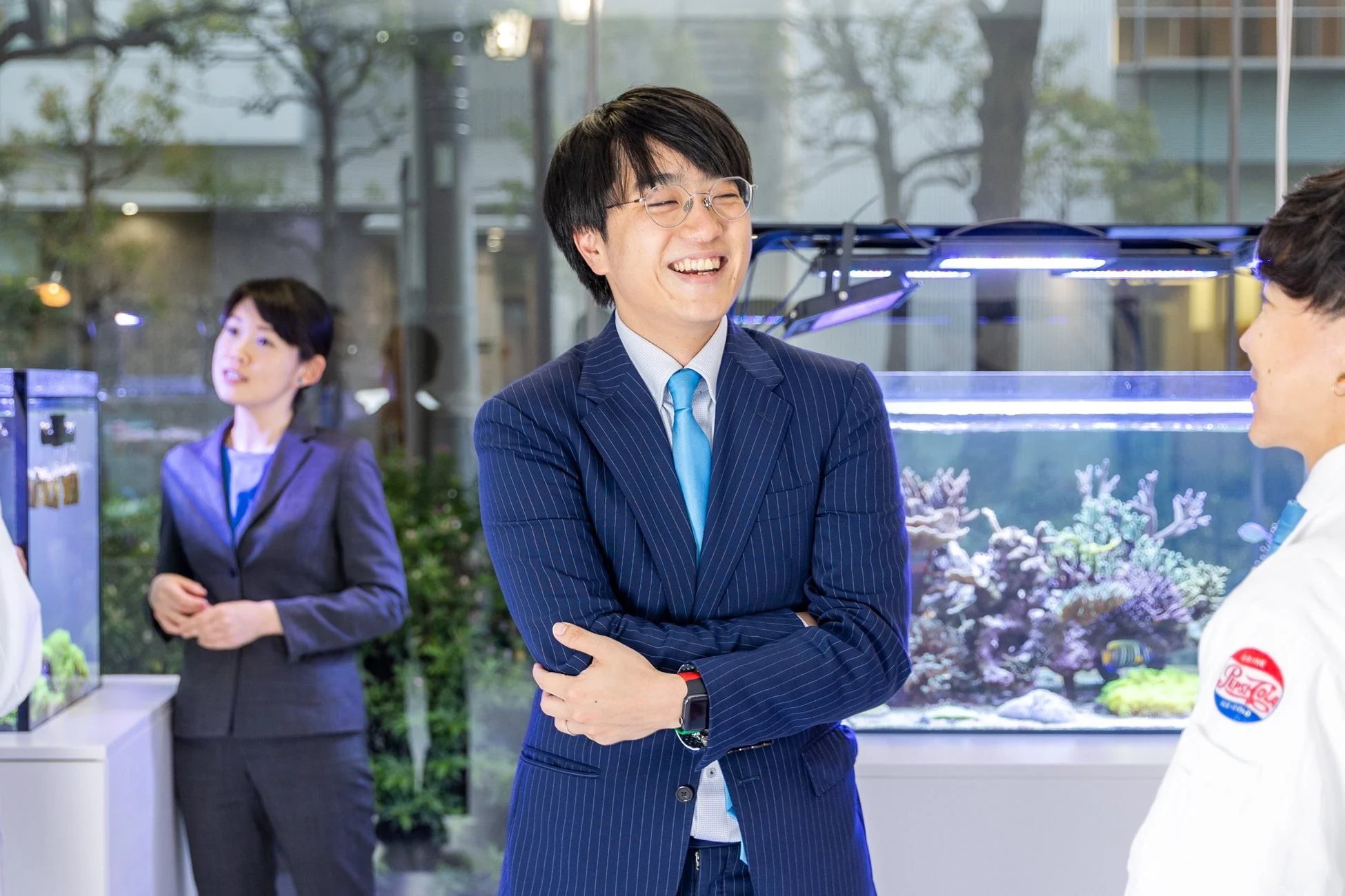 男性,女性,ビジネスパーソン,スーツ,ネクタイ,笑顔,オフィス,水槽,アクアリウム,珊瑚,熱帯魚,会話,プロフェッショナル,イベント