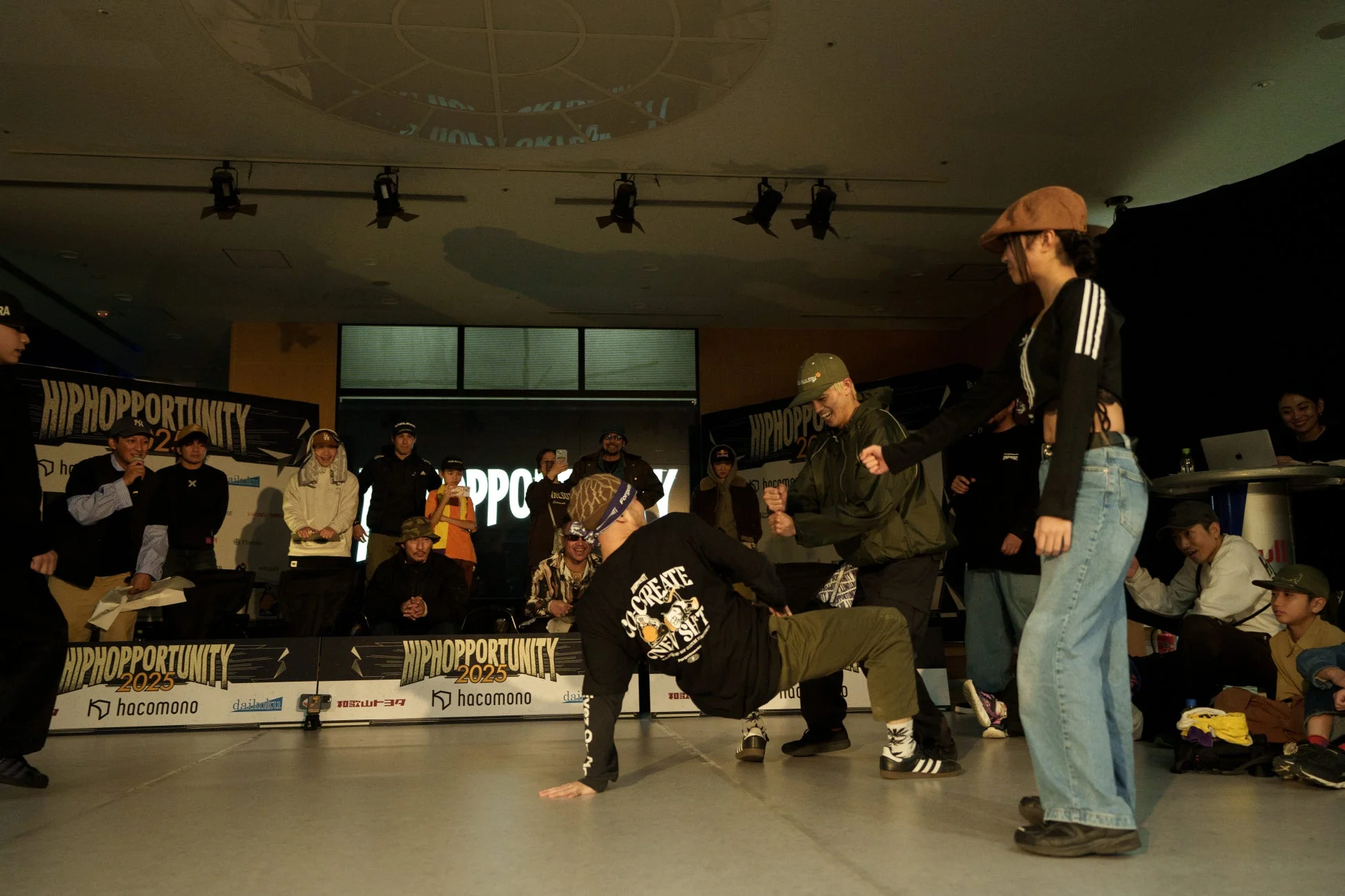 ヒップホップイベント「HIPHOPPORTUNITY 2025」のステージで、ダンサーがパフォーマンスを披露している様子