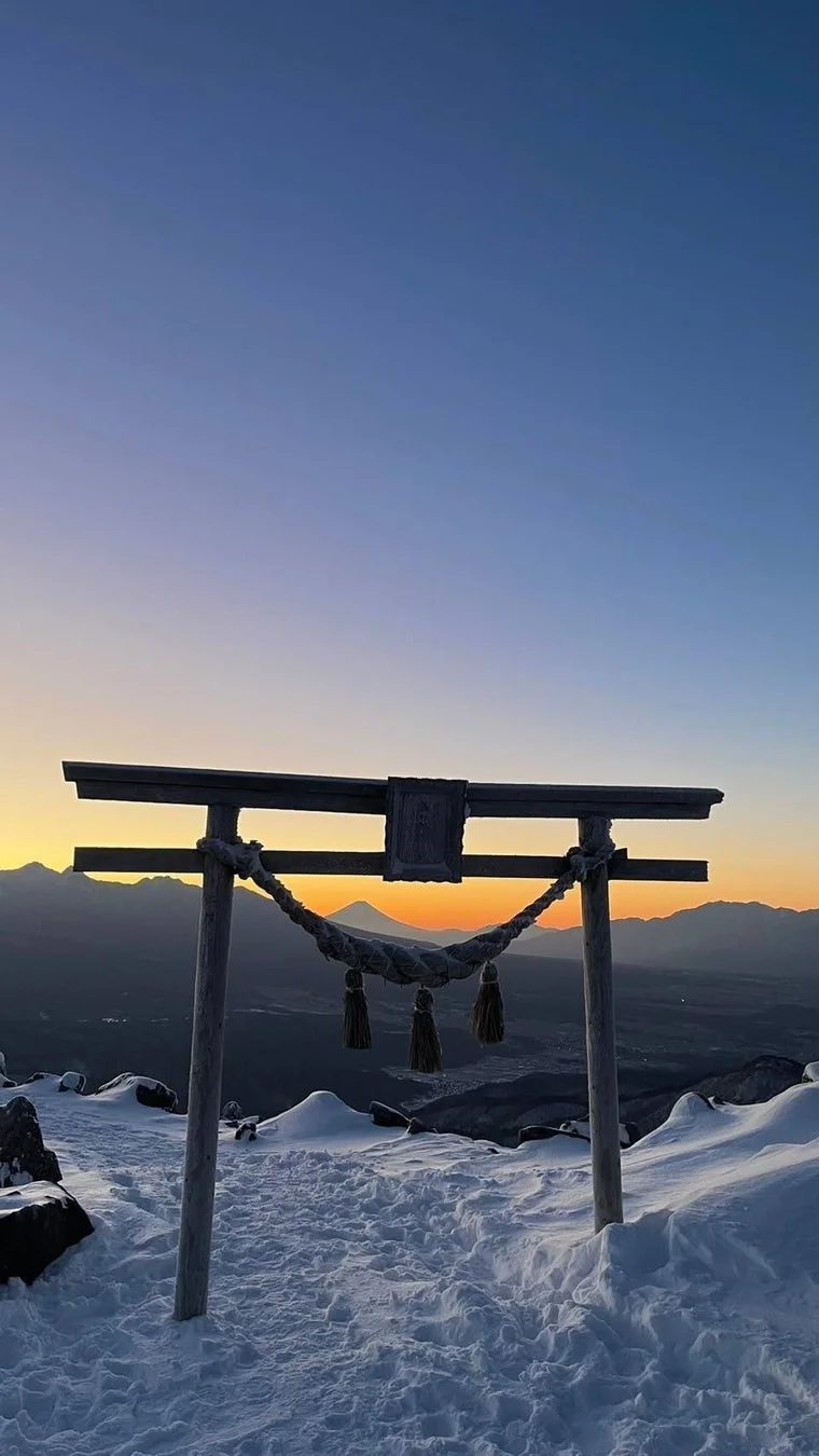 雪山と鳥居、日の出