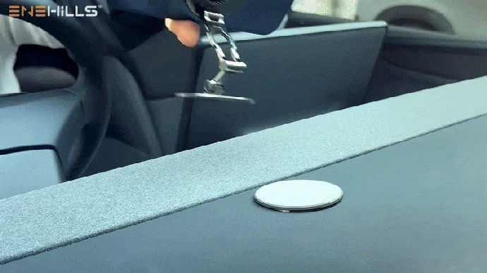 新型メタルプレートが車内に取り付けられている様子