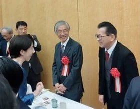 フォーマルな服装の人々が談笑する様子