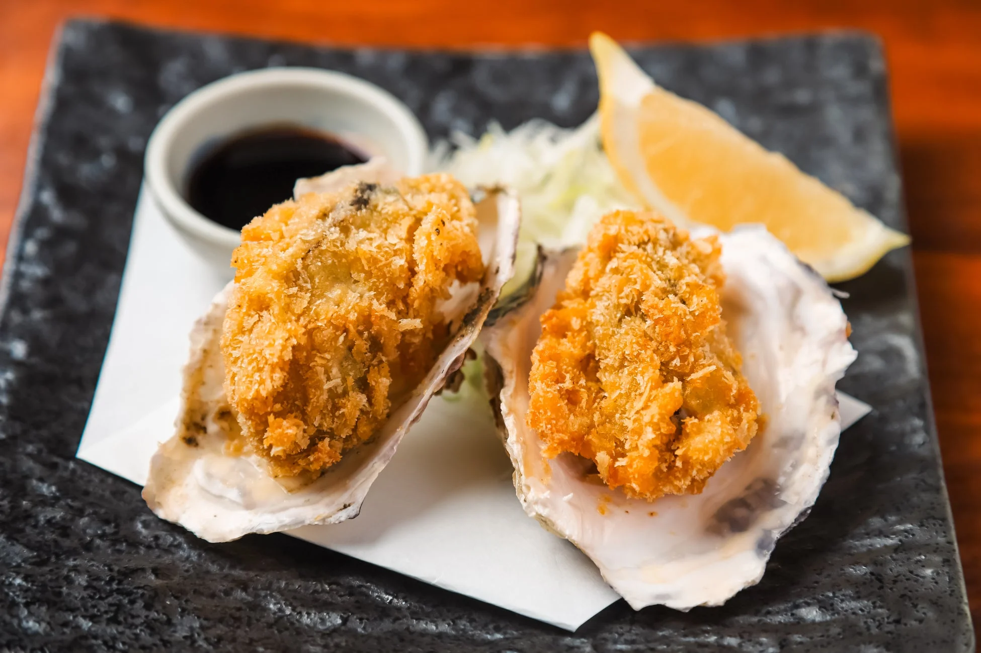 レモンとソースが添えられた牡蠣フライ
