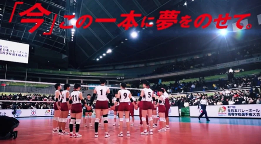 円陣を組む女子バレーボールチーム