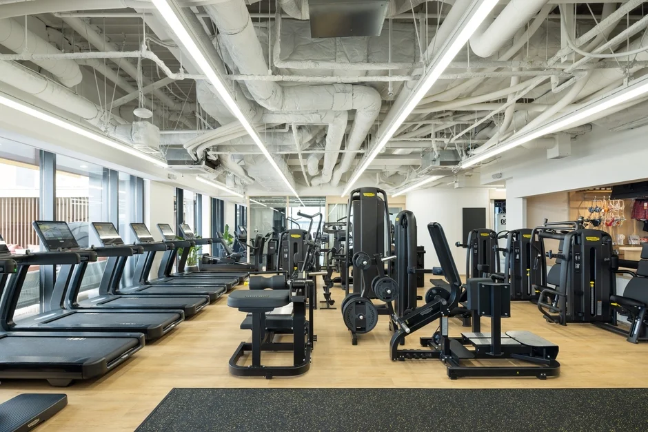 モダンなジムの内部