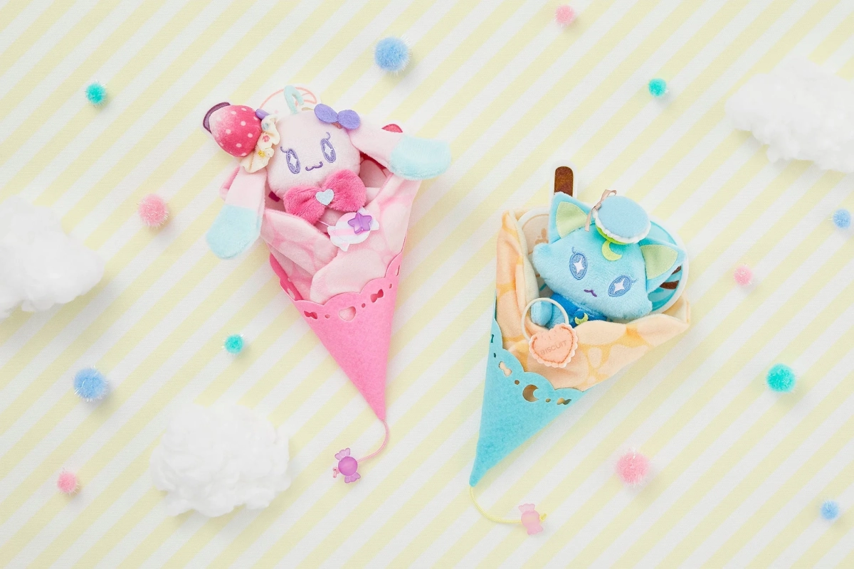 パステルカラーのうさぎとネコのぬいぐるみが、それぞれピンクと水色のコーンに包まれて並んでいます。