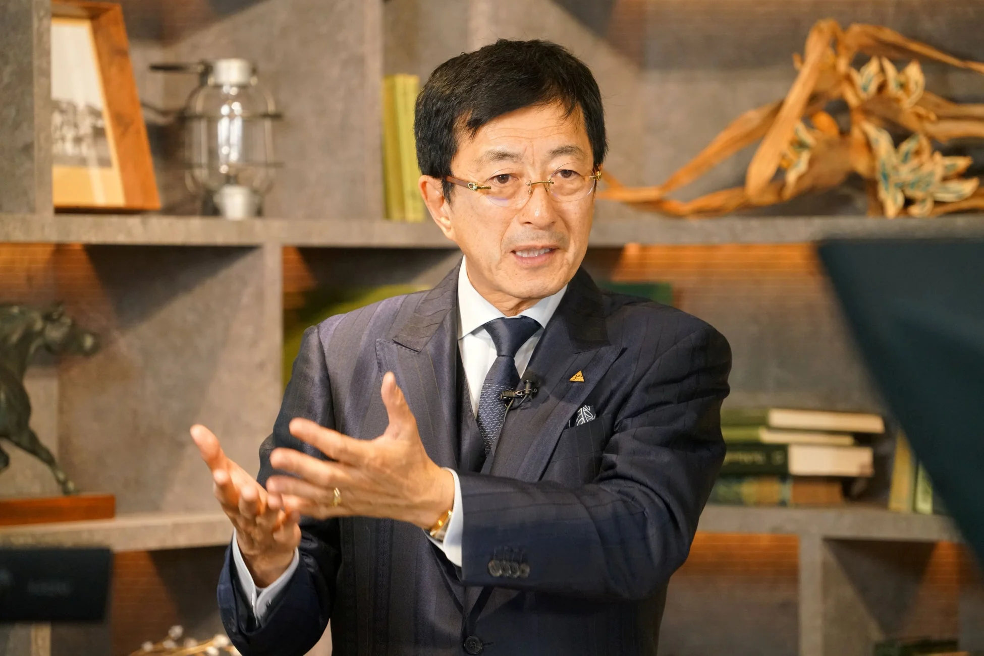 講演中の青木仁志氏