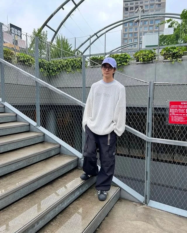 階段に立つ男性の全身ショット