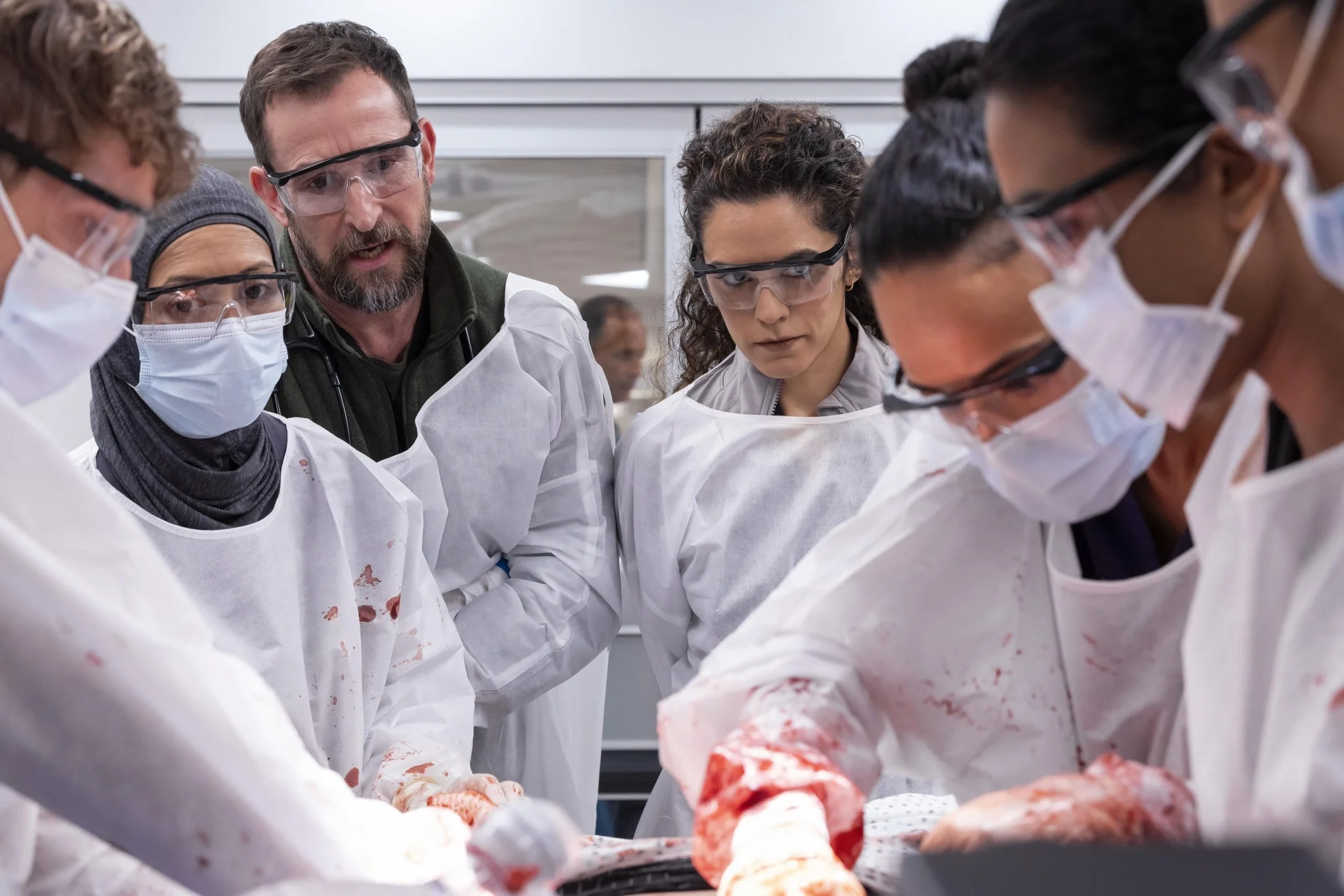 手術着の医療従事者