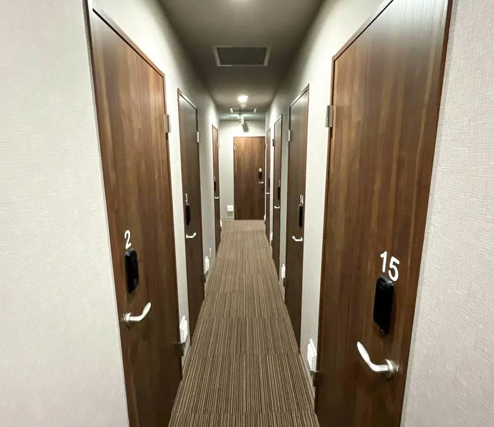 廊下と個室のドア