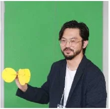 黄色の物体を持つ男性