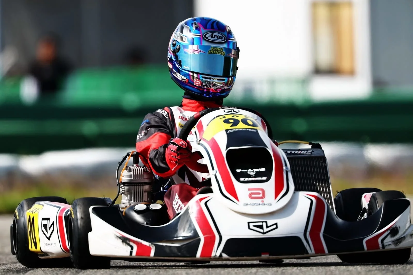 ゴーカートに乗る石野選手