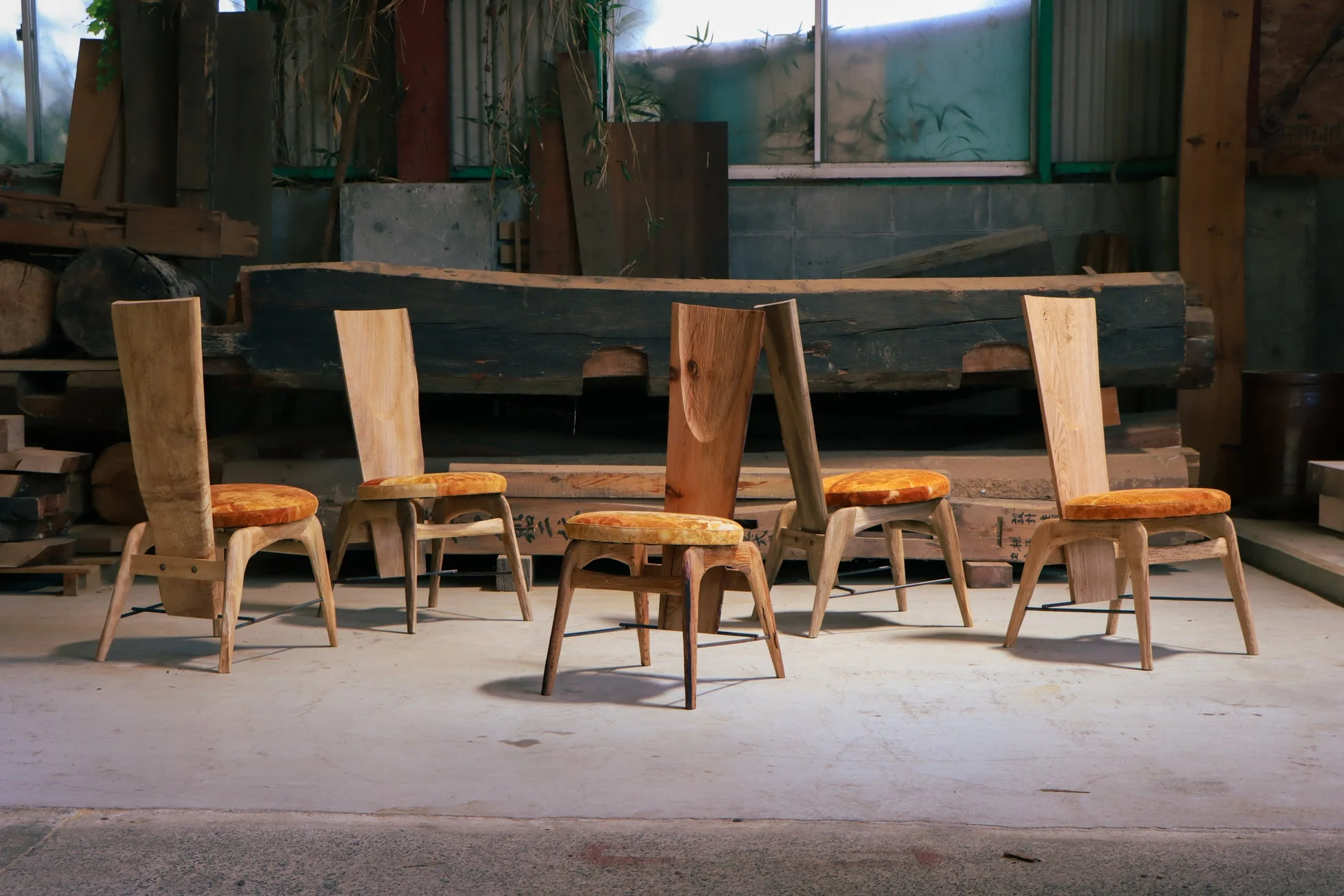 木製の椅子と工房