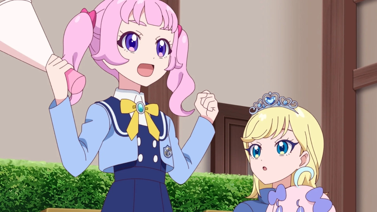 ピンク色の髪の女の子がメガホンを持ち、元気いっぱいに話しかけている。