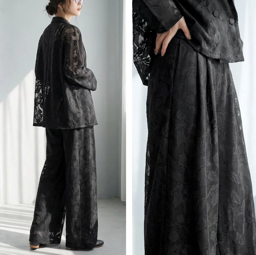 黒のレース模様のシアー素材のジャケットとワイドパンツを着用した女性