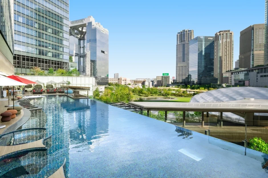 高層ビル群を背景にしたインフィニティプール