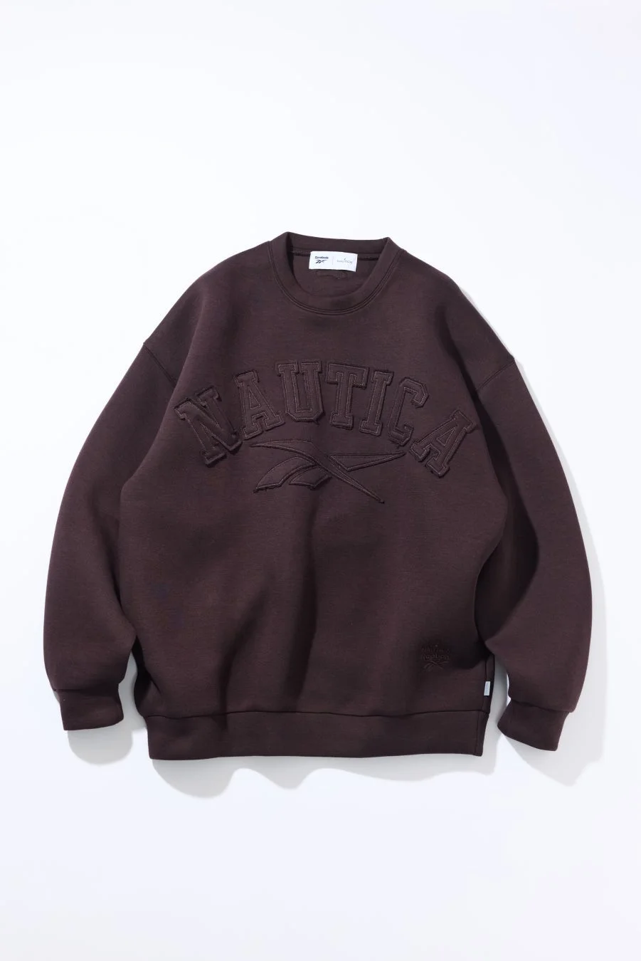 暗い茶色のクルーネックオーバーサイズスウェットシャツ