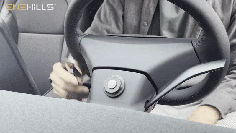 車内でデバイスを取り付ける様子