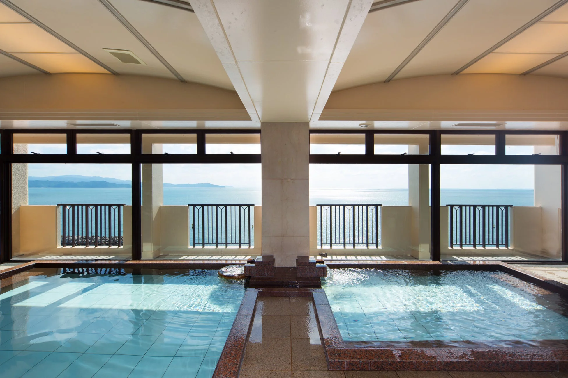 広々とした屋内の大浴場から海を望む景色