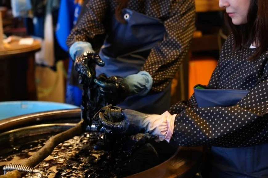 染料で布を染める作業風景