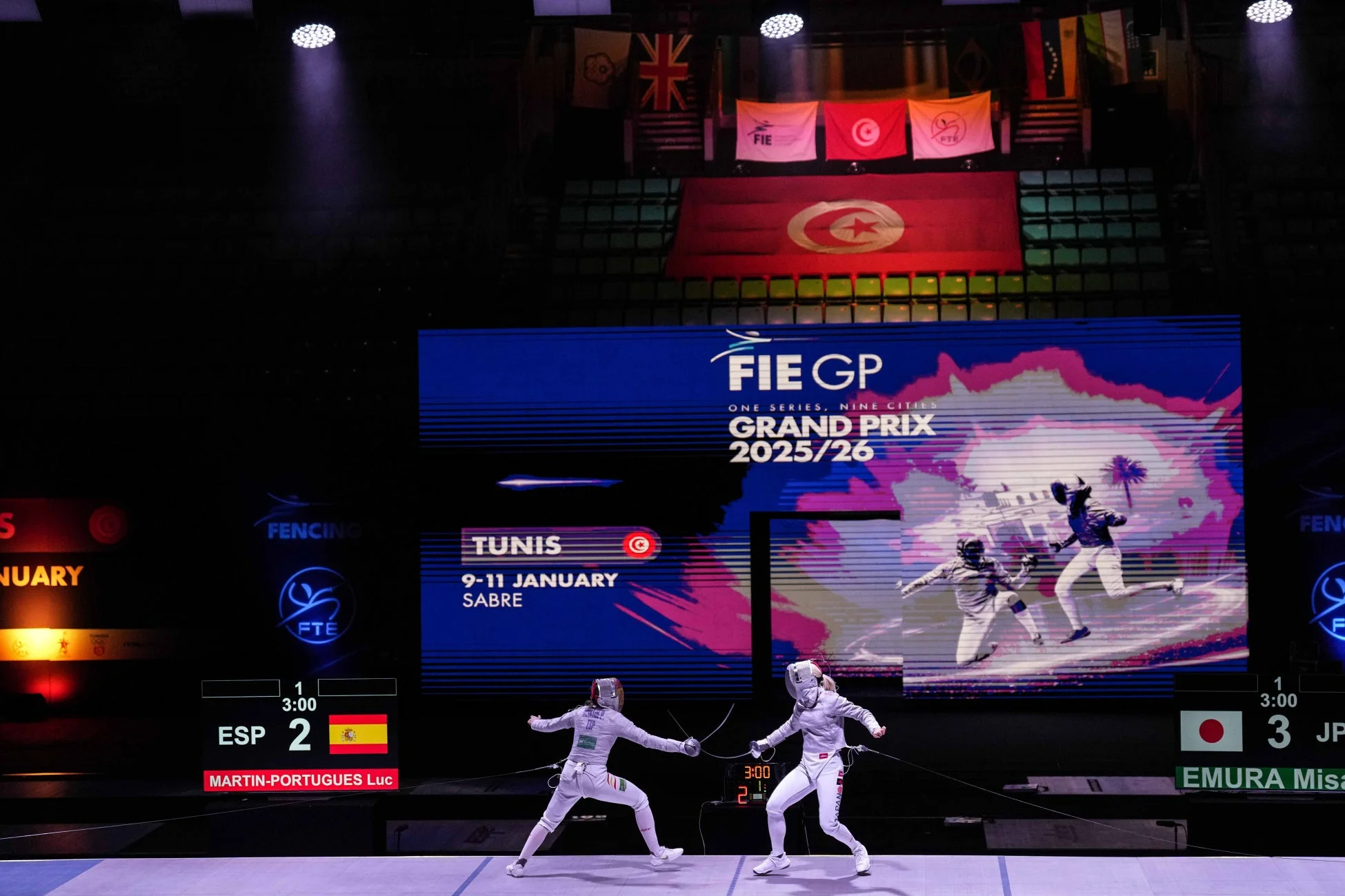 フェンシング女子サーブルグランプリ大会での江村美咲選手と対戦相手