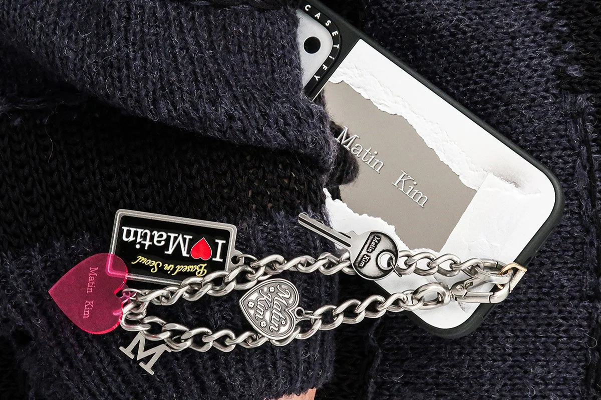 Matin KimとCASETiFYのロゴ入りスマホケースと複数のチャームが付いたキーホルダー